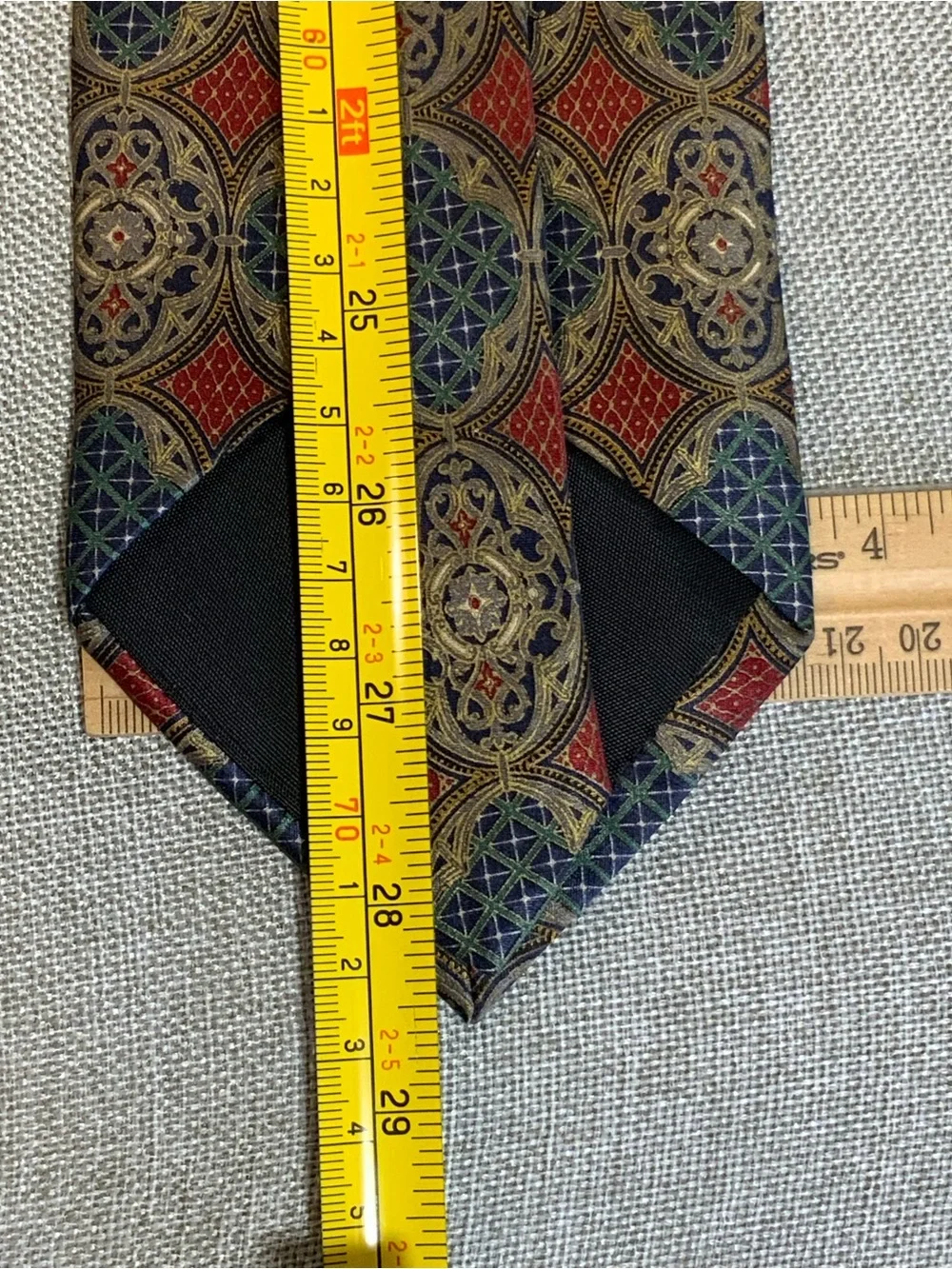 Bill Blass 100% Silk Medallion Geometric Tie